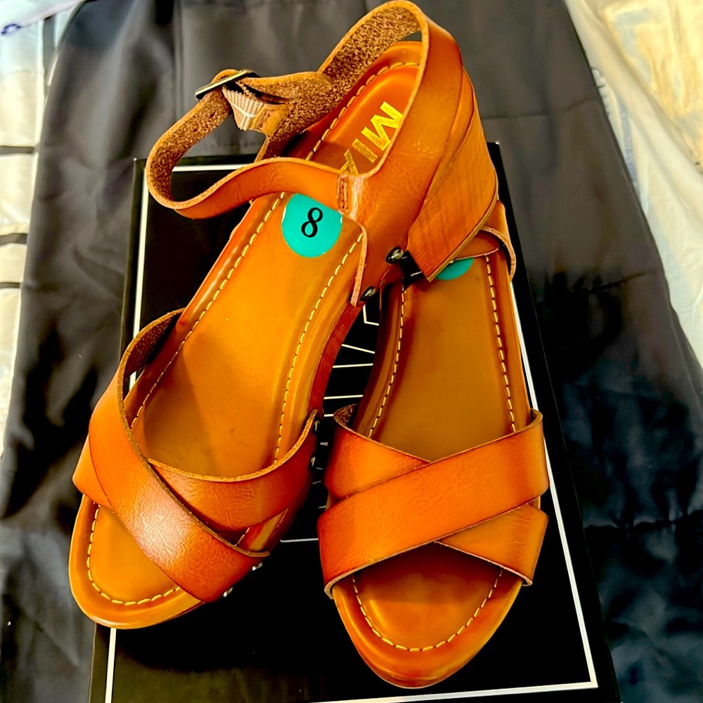 MIA natural color wedges, size 8.